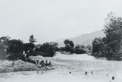 昭和初期の川遊び風景