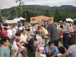 祭りに訪れた人々