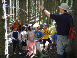 小学生に説明する山本さん