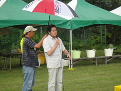 挨拶する中村村長