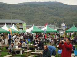 祭りに訪れた人々