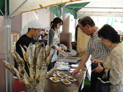 ヤマメの塩焼きと唐揚げの販売の様子