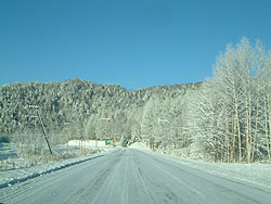 うっすらと雪の積もった道路