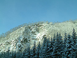 雪化粧した山