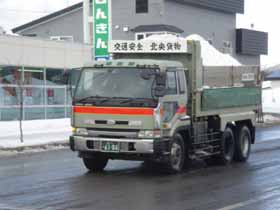 雪を運ぶトラック