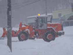 除雪するブルドーザー