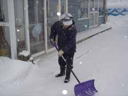 企業組合の方が除雪中