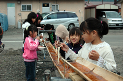 流しそうめんを楽しむ子ども達