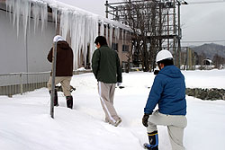 雪道を進む怪しい3人