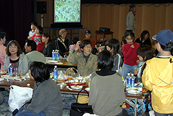 花見大会に集まる町内の方々