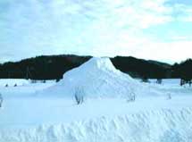 雪像になる予定の雪山