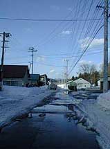 雪の解け始める道路