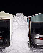 雪の積もった車庫